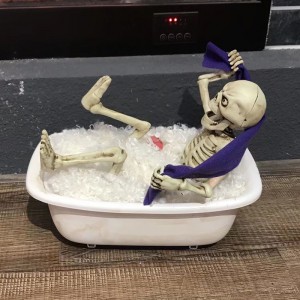 Imihlobiso ye-Halloween Skeleton ku-Bath Crock