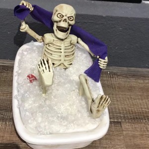 Imihlobiso ye-Halloween Skeleton ku-Bath Crock