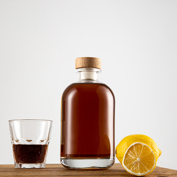 Číra matná čierna okrúhla sklenená fľaša na alkohol s korkovým vrchnákom