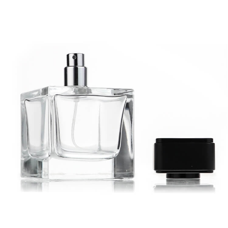 Prozirna staklena bočica sa raspršivačem parfema Cube od 100 ml sa crnim poklopcem