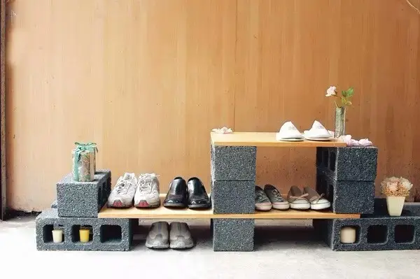 What are the characteristics of different shoe racks?