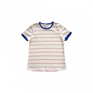 साधे आणि फॅशनेबल लाल पट्टी असलेले पालक-मुल जर्दाळू टी-शर्ट