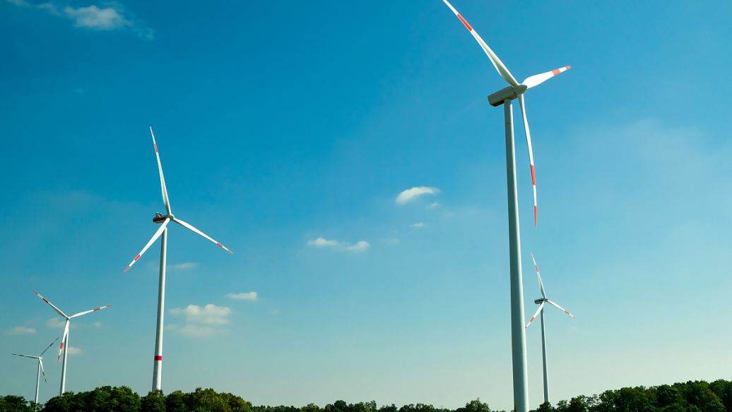 What are the advantages of horizontal axis wind turbines?