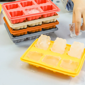 အသစ်ရောက်ရှိလာသော BPA အခမဲ့ လွယ်ကူသော ဖြန့်ချိရေး 6 Cavity Silicone Panda ပုံသဏ္ဍာန် 3D ရေခဲသေတ္တာ အဖုံးပါသော ရေခဲတုံးဗူးခွံများ