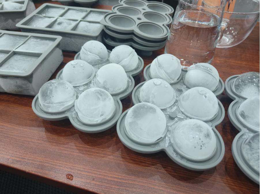 Компанията за инспекции проверява най-новия ни комплект топки от силиконова тава за лед с 6 кухини