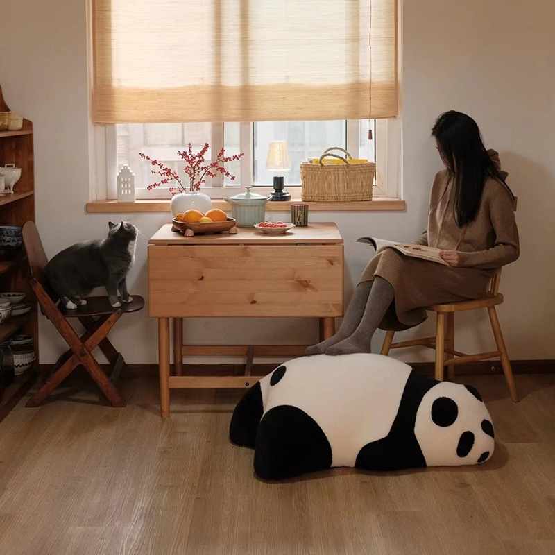 Izbaudiet laimīgo mirkli ar jauko daudzfunkcionālo Panda krēslu un saviem mājdzīvniekiem