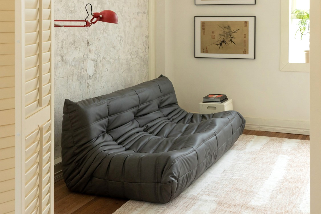Ainutlaatuiset togo-lounge-sohvasuunnittelumme kiehtovat ympäristöäepätodennäköisten elementtien yhdistämisen kautta.