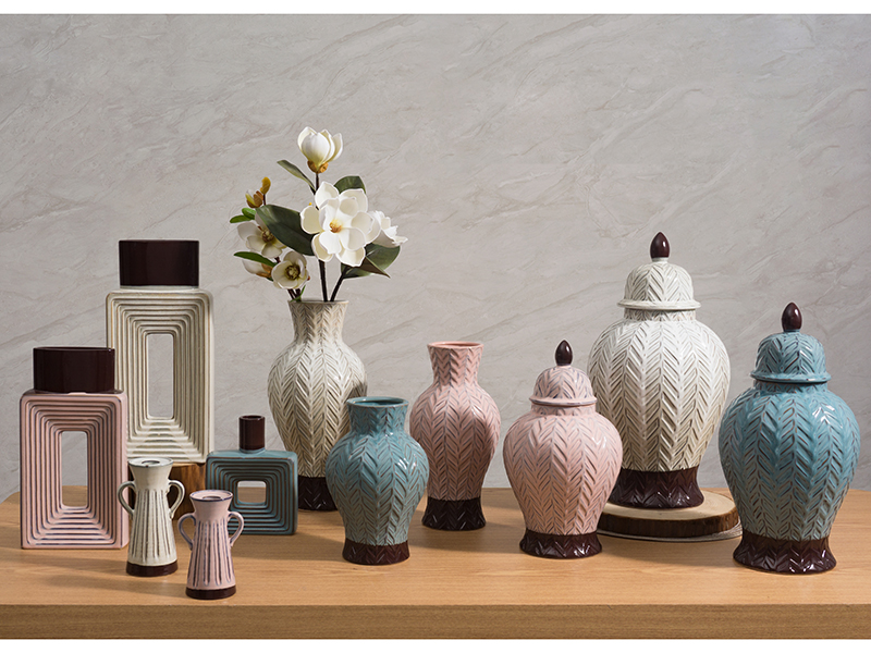 Raznobarvno glazirane keramične vaze in lonci s pokrovi Predstavljena slika
