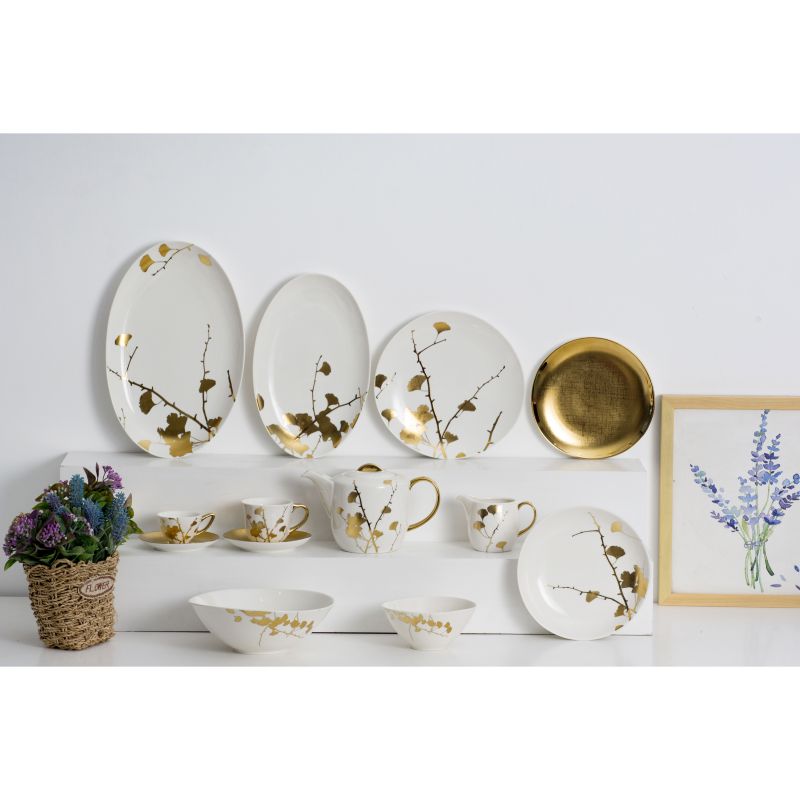 Namizna posoda iz belega porcelana v sodobnem slogu z motivom zlate nalepke Prikazana slika