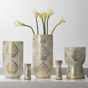 Decorație din ceramică de artă în stil tradițional clasic