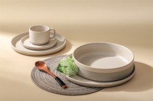 Dvobarvni komplet krožnikov in skodelic iz porcelana