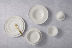 Komplet namizne posode iz čistega belega vzdržljivega porcelana