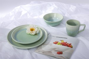Värviline heleroosa glasuuritud portselanist lauanõud
