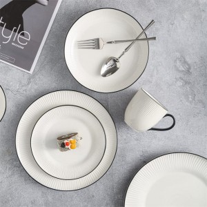 Set de cea nórdico con borde negro en relevo, cunca e prato de porcelana branca