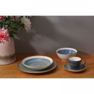 Привлекательный набор фарфоровой посуды синего цвета с ручной росписью