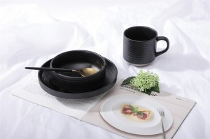 Set porcelanaste namizne posode v japonskem slogu, črni halo dizajn