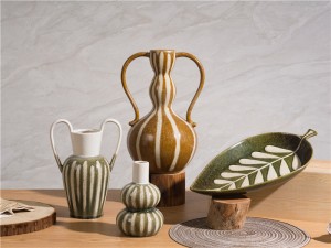 Keramiske vaser og krukker med farveglasur