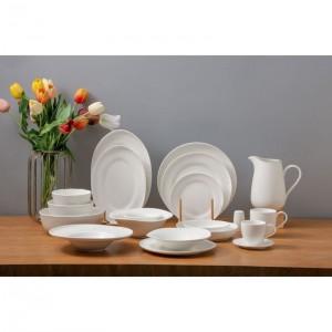 Visiškai baltas patvarus porcelianinis stalo įrankių rinkinys, skirtas naudoti namuose ar viešbutyje