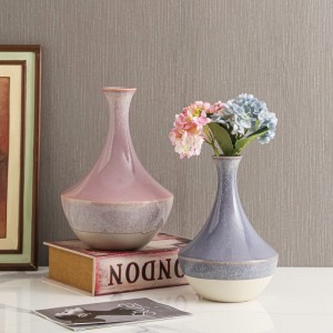 Preprosta ozka keramična vaza v nordijskem slogu