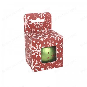 Pudełko z wyciętym w kształcie bombki świątecznej otworem do zawieszania i zamkiem na dnie