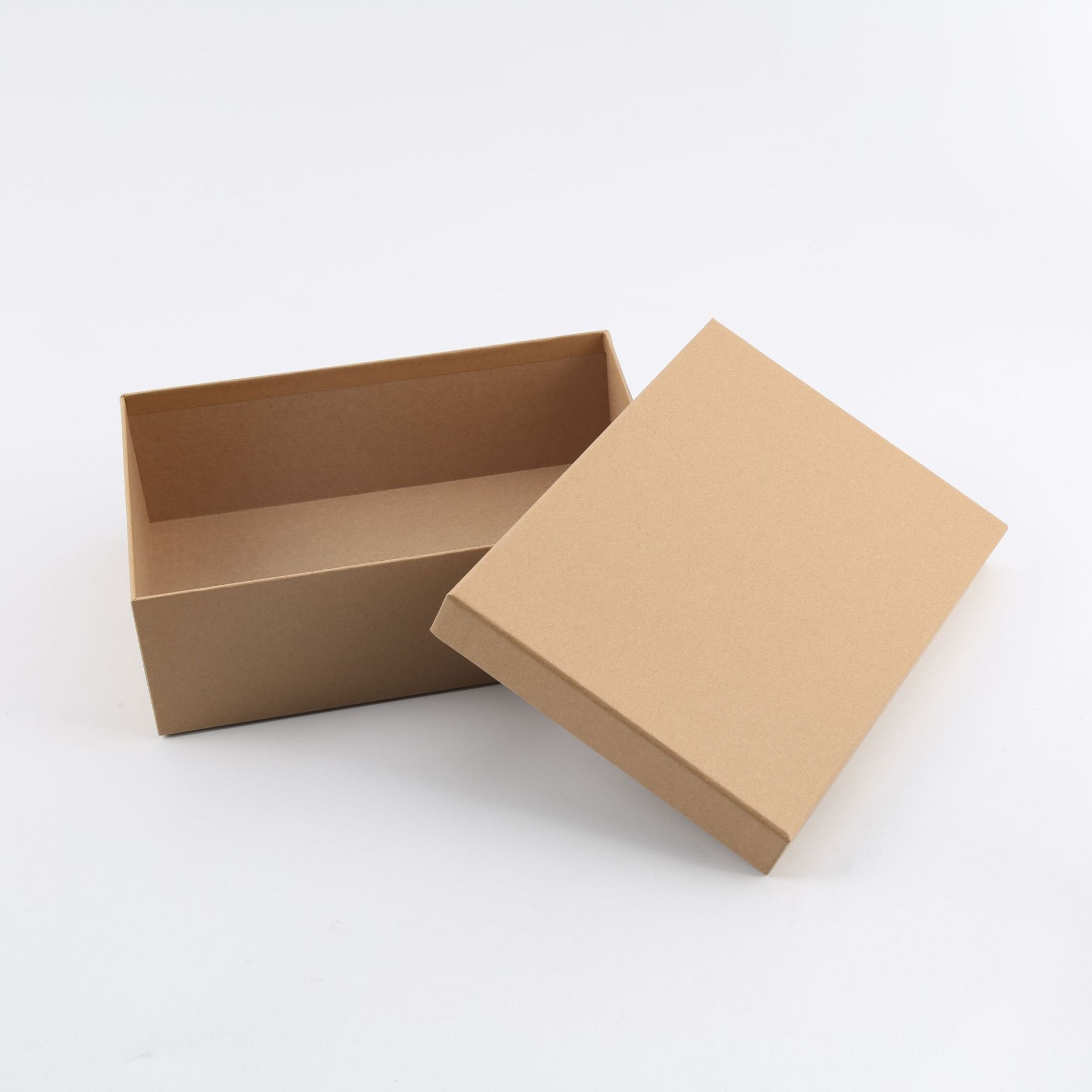 Manufacturing process of kraft paper packaging boxes