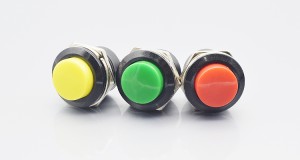 Mygtukas Raudonas 16 mm trumpalaikis plastikinis mygtukas R13-507 su varžtu