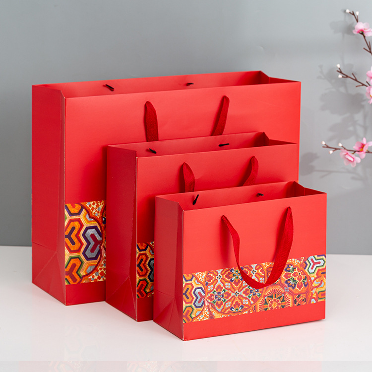 Прилагодени бели хартиени торби за подароци во Кина Фабрика за црвен занает за шопинг хартиена кеса со вашето сопствено лого