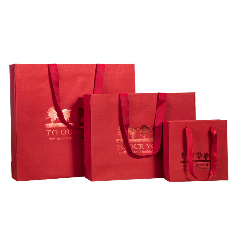 Bolsa de papel Kraft de compras mate rojo estampado en caliente con logotipo de oro nuevo con asas de cuerda de algodón para regalo