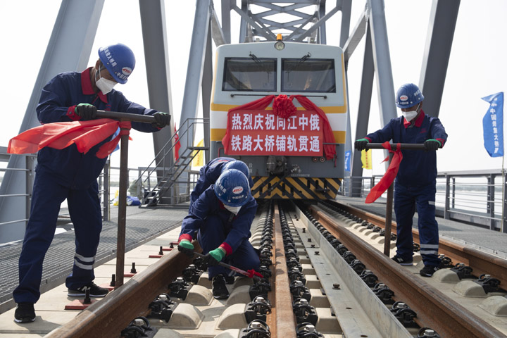 The first Sino-Russian cross-river railway bridge Russia-Tongjiang Sino-Russian Heilongjiang Railway Bridge track laying has been completed