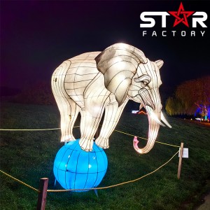 Chińskie tradycyjne latarnie Naturalnej wielkości jedwabne latarnie słonia
