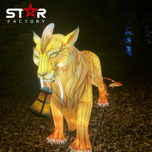 Festival luči izdeluje geometrijsko umetniško kiparsko živalsko lučko tigra