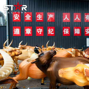 Tradycyjna chińska latarnia jedwabna symulująca realistyczną latarnię w kształcie krowy