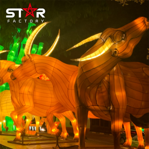 Lanterna di seta tradizionale cinese con simulazione realistica di animali di mucca