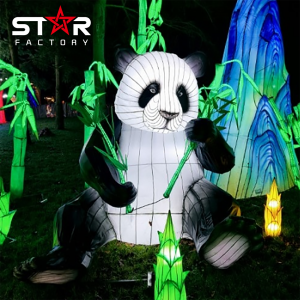 Õues Hiina pandaloomade siidikangast valguslaternate festival