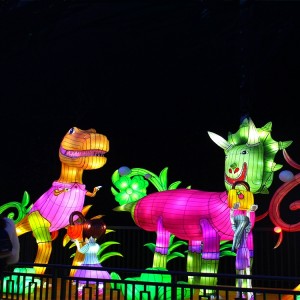 Kinesiska lyktor dekorerade med söta simuleringsdjur och karaktärsfestival