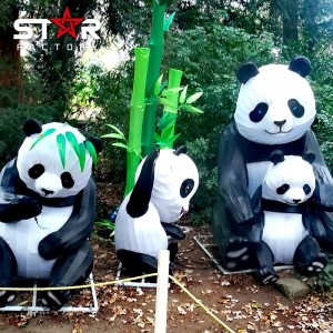 Festival de linternas ligeras de tela de seda animal de panda chino al aire libre