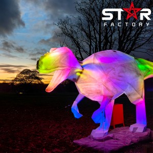 Световая скульптура динозавра из стекловолокна. Пейзаж со светодиодной подсветкой.