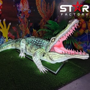 Naturalnej wielkości latarnia krokodyla ze światłem