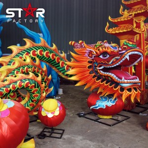 Фестиваль реалистичных шелковых фонарей украшает китайский фонарь-дракон