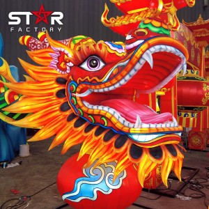Realistyczny festiwal jedwabnych latarni udekoruje chińską latarnię smoka