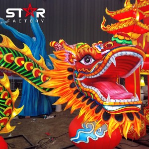 Il festival realistico delle lanterne di seta decora la lanterna del drago cinese