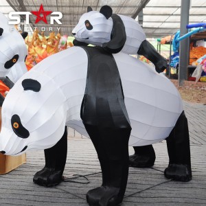 Õues Hiina pandaloomade siidikangast valguslaternate festival