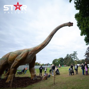 Velika atrakcija tematskega parka, realistični animatronski model dinozavrov