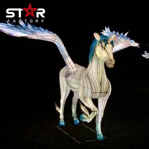 Летающая лошадь в натуральную величину привела украшение фестиваля фонаря на открытом воздухе