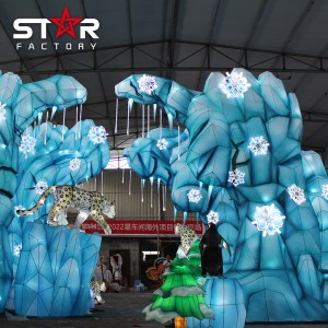 Feneri i Krishtlindjeve i Festivalit Kinez Zigong në natyrë