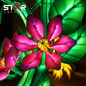 Spectacle de festival de lanternes de fleurs en tissu de soie chinois à LED