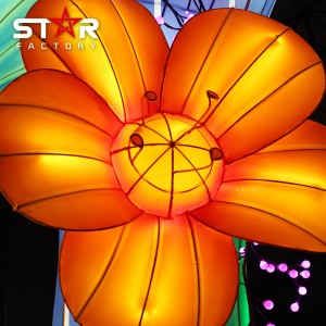 Lanterna de seda com tema chinês levou festival de lanternas com iluminação de flores