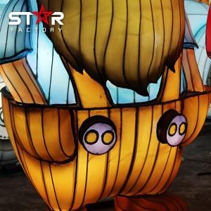 Spettacolo di lanterne del personaggio dei cartoni animati del Festival delle Lanterne di Capodanno cinese