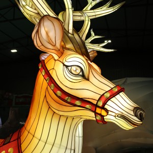 Lampáš s jeleňom v životnej veľkosti Vianočná dekorácia s čínskym lampášom