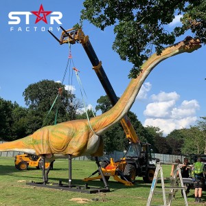 Velika atrakcija tematskega parka, realistični animatronski model dinozavrov